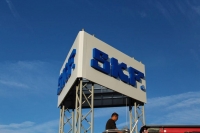 Logotypy SKF na podkładzie z Dibondu na ramach aluminiowych.