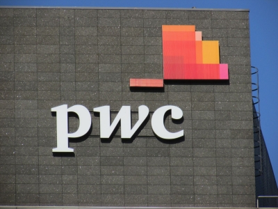 Logotypy PWC ( PricewaterhouseCoopers ) na warszawskiej siedzibie firmy.