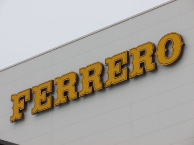 Podświetlany logotyp Ferrero na hali produkcyjnej Bielsk Duży k/Grójca