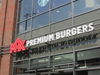 Oznakowanie zewnętrzne lokalu restauracji MAX Burger w Galerii Dominikańskiej we Wrocławiu.