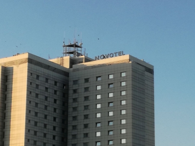Nowe oznakowanie Hotelu Novotel Ibis w Poznaniu.
