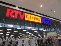 Logotypy RTV Euro AGD nad wejściem do sklepu w warszawskiej Galerii Północnej oraz na zewnętrznej elewacji.