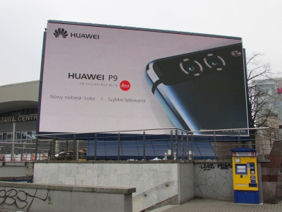 Zabudowa nośnika reklamowego, ekranu LED na warszawskim Dworcu Centralnym.