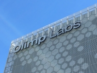 Oznakowanie zewnętrzne budynku biurowego oraz hali logistycznej firmy Olimp Labs w Pustyni k/Dębicy .