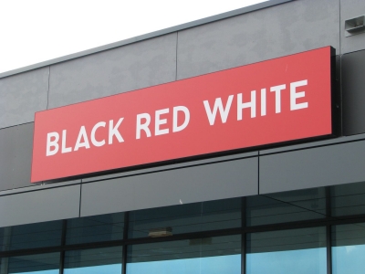 Oznakowanie sklepu BLACK RED WHITE Galeria Wołomin.