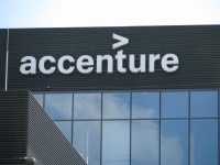 Logo Accenture na biurowcu PROXIMO II przy ulicy Przyokopowej 26