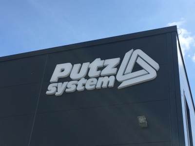 Logo podświetlane Putz System na warszawskim oddziale firmy.