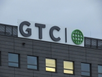 Podświetlany logotyp GTC na budynku biurowym Corius w Warszawie przy ul. 17 Stycznia