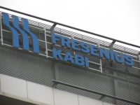 Logo Fresenius Kabi na dachu nowej lokalizacji biura w warszawskich Alejach Jerozolimskich.