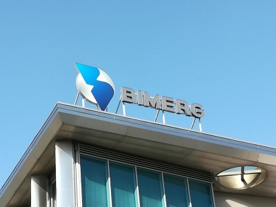 Logo BIMERG na biurowcu zakładu produkcyjnego w Gostyninie.