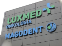 Oznakowanie szpitala LUXMED Magodent Warszawa Elbląska/Szamocka