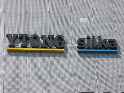 Logotypy YTONG SILKA na elewacji biurowca na warszawskim Okęciu