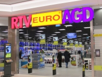 Logotypy RTV Euro AGD na elewacji oraz nad wejściem do sklepu w nowo otwartym centrum handlowym w Wołominie.