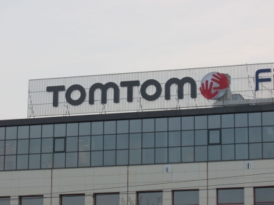 Logotyp TOM TOM na budynku przy ulicy Kasprzaka w Warszawie.