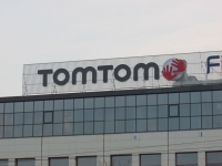 Logotyp TOM TOM na budynku przy ulicy Kasprzaka w Warszawie.